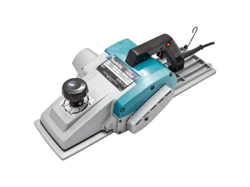 Makita 1806B velkoplošný hoblík s šířkou záběru 170 mm, dlouhou základnou a vysokými otáčkami pro perfektní povrchovou úpravu.