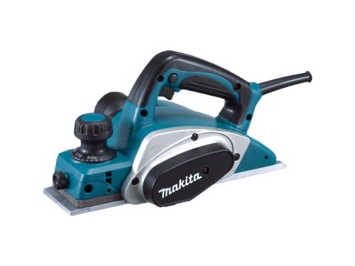 Makita KP0800 hoblík s ergonomicky tvarovanou rukojetí, plynulým nastavením hloubky a šířkou záběru 82 mm.